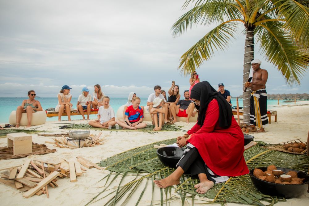 Sun Siyam Iru Veli honors Maldivian heritage through exquisite coconut oil crafting – Hotelier Maldives